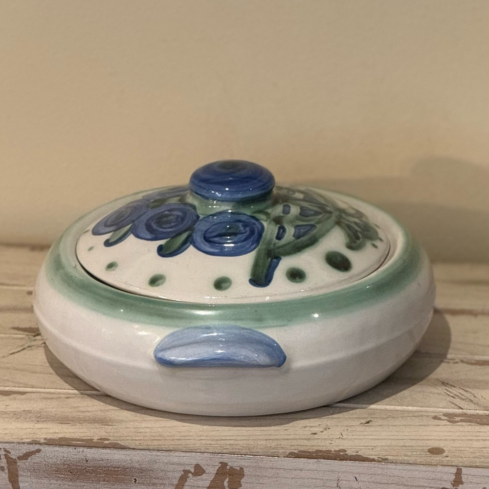 M A Hadley Pottery~ Covered Casserole W/ Lid ~ Blueberry Bouquet Design - Picture 4 of 9